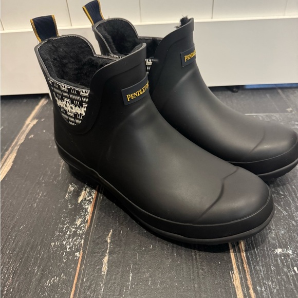 Pendleton Black rain boots with faux fur inside and many, really cool details💦 - Picture 1 of 15
